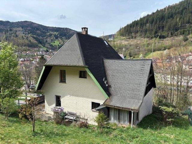 Immobilie in Todtnau - Charmantes Ein- oder Zweifamilienhaus mit Aussichtslage in Todtnau - ideal als Wohn- oder Ferienhaus - Bild 2