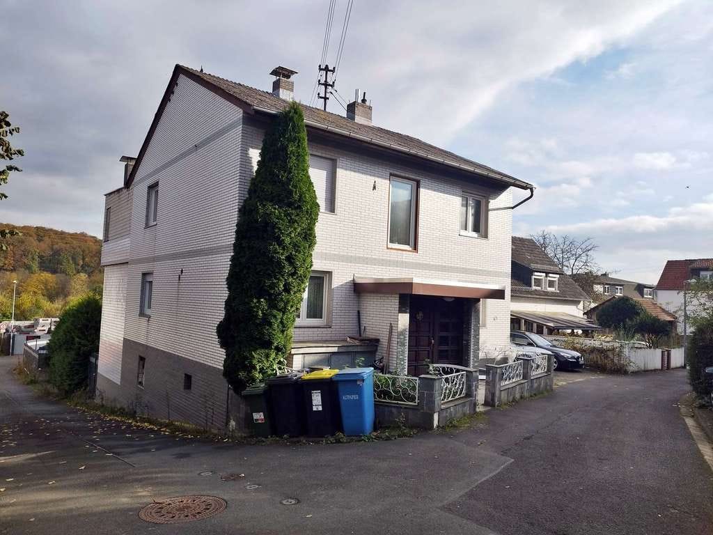 Immobilie in Lollar - ANGEBOT! Sehr schönes Einfamilienhaus mit Panaromablick, Parterre-Wohnung und Lagerfläche in Lollar - Bild 0
