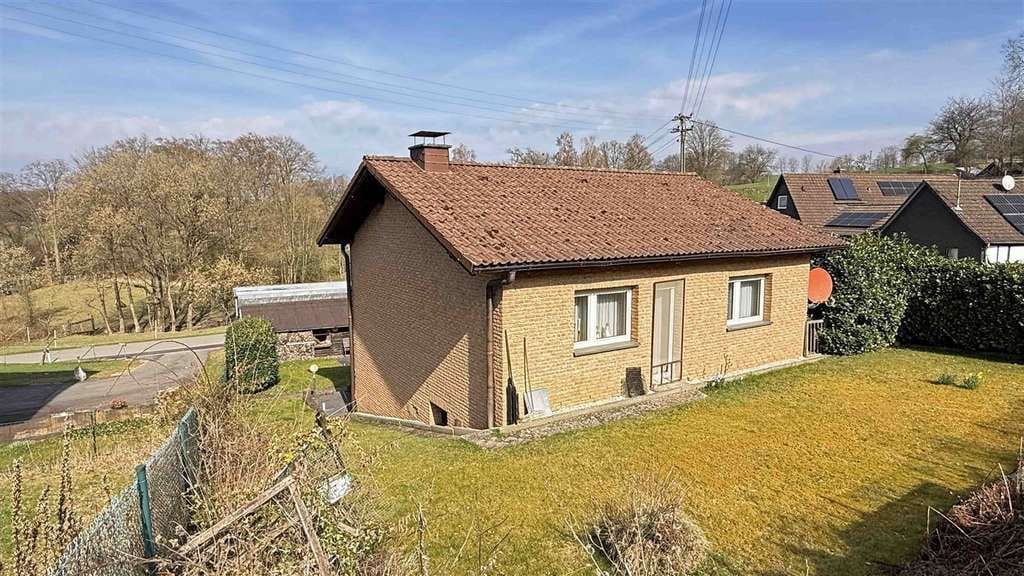 Immobilie in Reichshof - Mit Wohnmobil-Carport und 642 m² eingezäuntem Grundstück: rentnergepflegtes Wohnhaus in Reichshof  - Bild 2