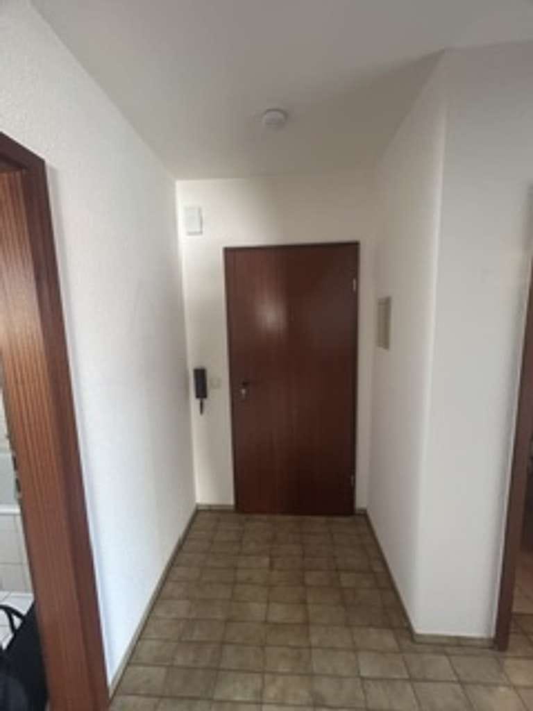 Immobilie in Karlsdorf-Neuthard - Gutgeschnittene 3-Zi.-ETW in ruhiger Lage von Karlsdorf m.  TLB, Gäste-WC, Balkon u. Carport - Bild 2