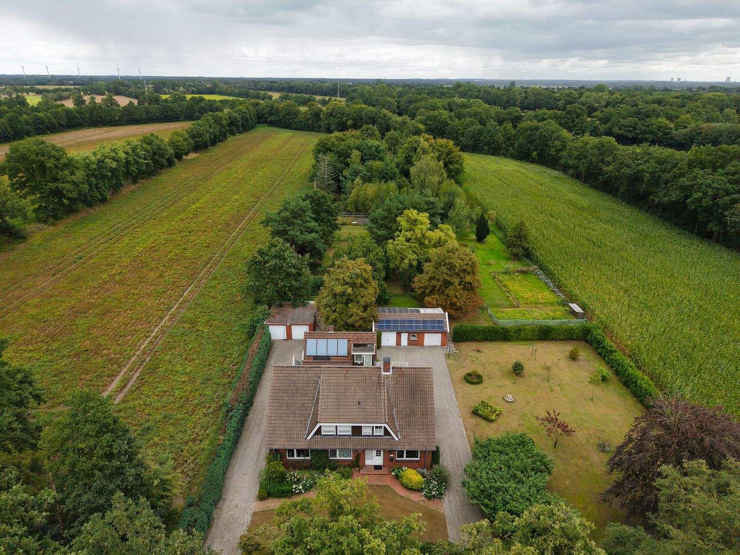 Immobilie in Nordhorn - Freistehendes Wohnen im Grünen – mit Nebengebäude, Doppelgaragen und ideal für Mehrgenerationenwohnen - Bild 0