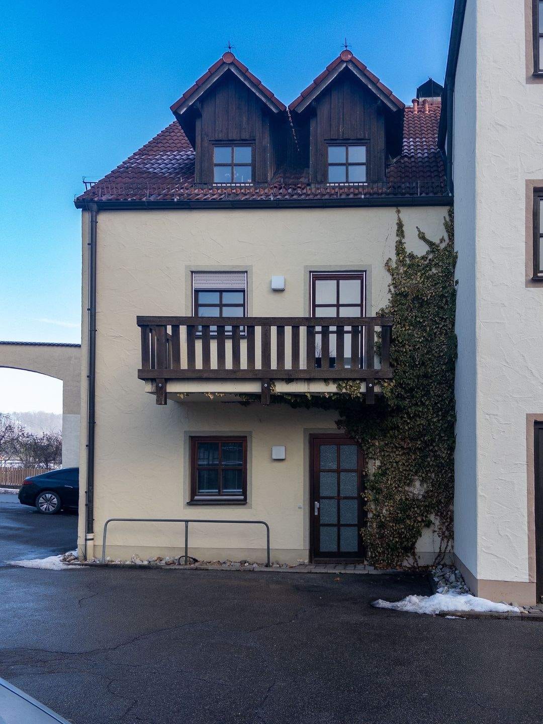 Immobilie in Simbach - Mehrfamilienhaus mit 3 Einheiten | 1x vermietet, 2x genehmigter Umbau | Zentrale Lage - Bild 1