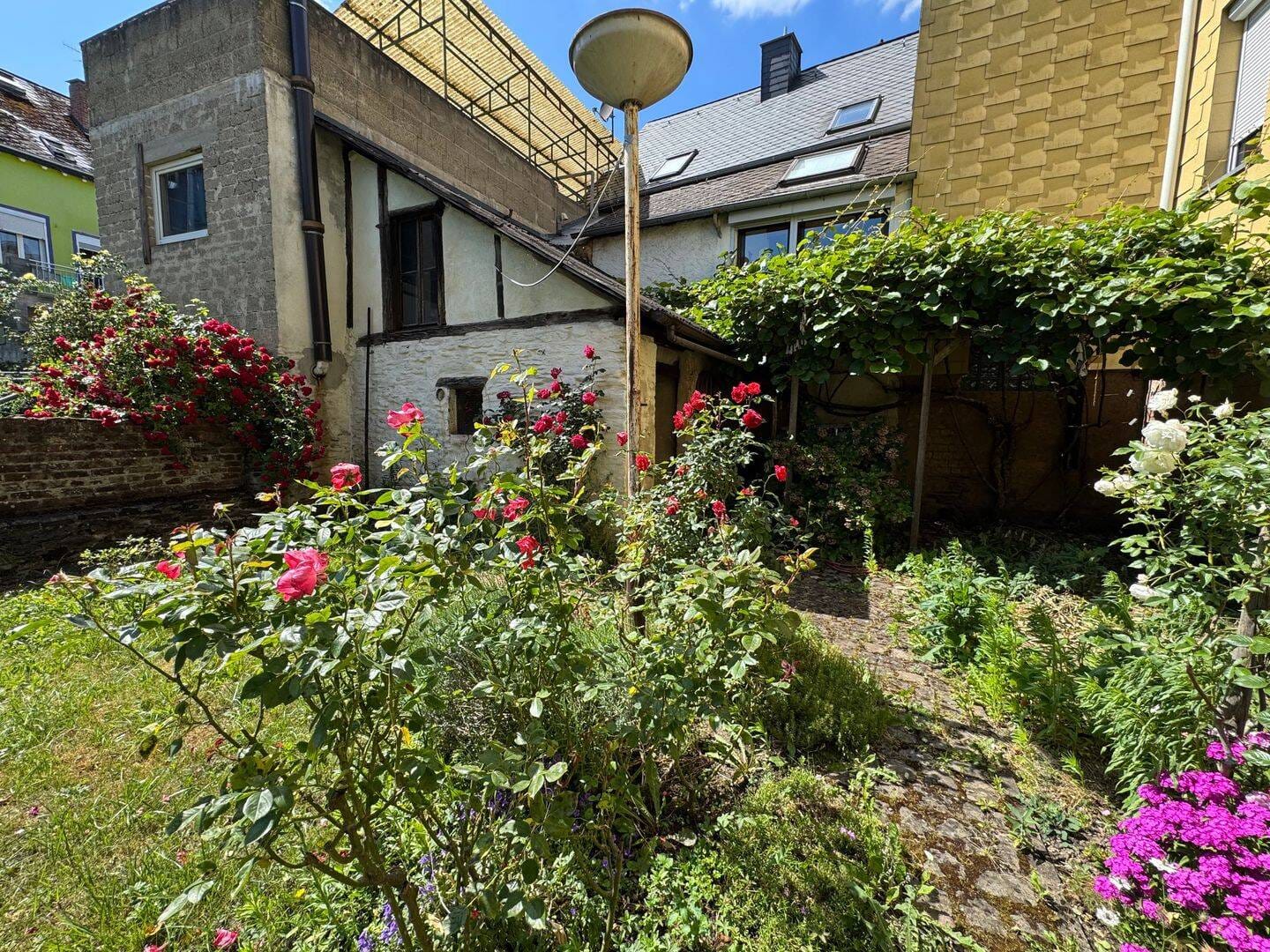 Immobilie in Alf - Großzügiges Einfamilienhaus mit Garten und Garage in Alf - Bild 1