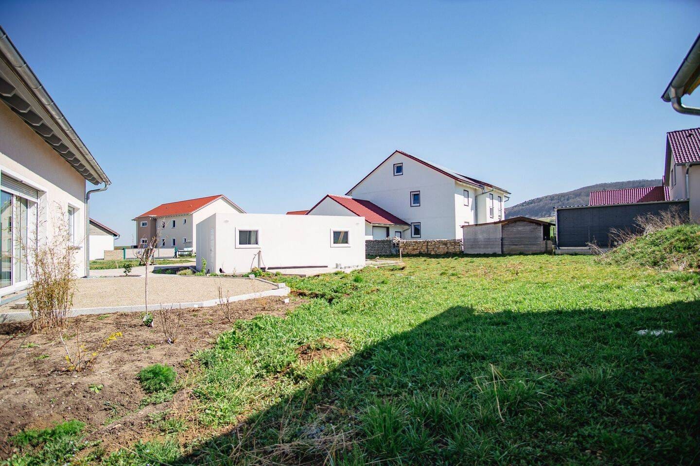 Immobilie in Gnotzheim - Moderne 2,5-Zimmer-Wohnung mit Garten, Terrasse und Schlossblick - Barrierefrei & KfW 40+ Standard - Bild 4