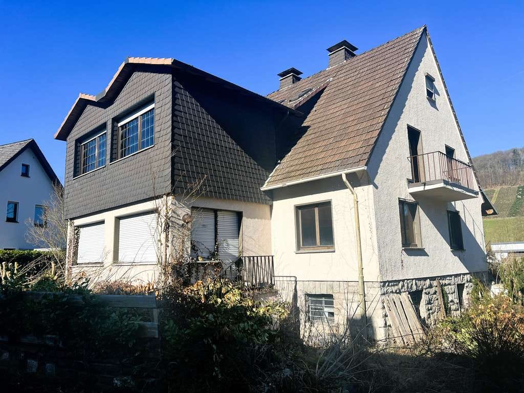Immobilie in Sundern - Einfamilienhaus mit Entwicklungspotenzial auf Erbpachtgrundstück in Sundern-Hachen - Bild 0