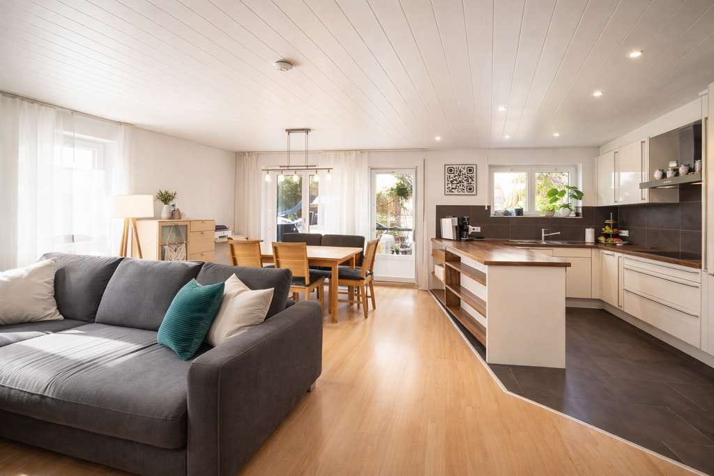 Immobilie in Oberriexingen - Ihr neues Zuhause: Moderne EG-Wohnung mit großem Garten, 2 Terrassen & viel Komfort - Bild 1