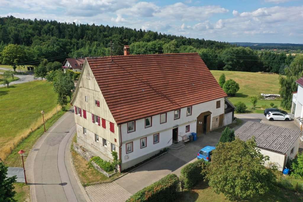 Immobilie in Gschwend - Haus mit Potential für 3 Wohnungen und Baugrundstück in ruhiger Ortsrandlage von Gschwend - Bild 0