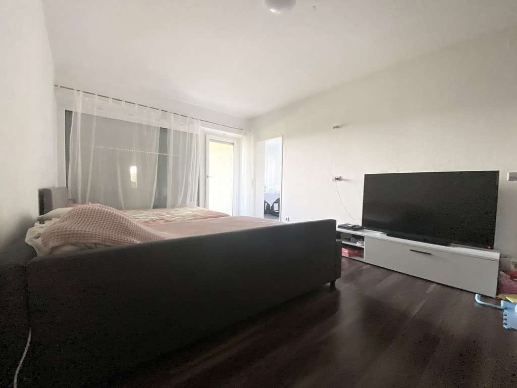 Immobilie in Isen - ATTRAKTIVE 2-ZIMMER ERDGESCHOSSWOHNUNG MIT SÜDBALKON UND EINZELGARAGE - Bild 2