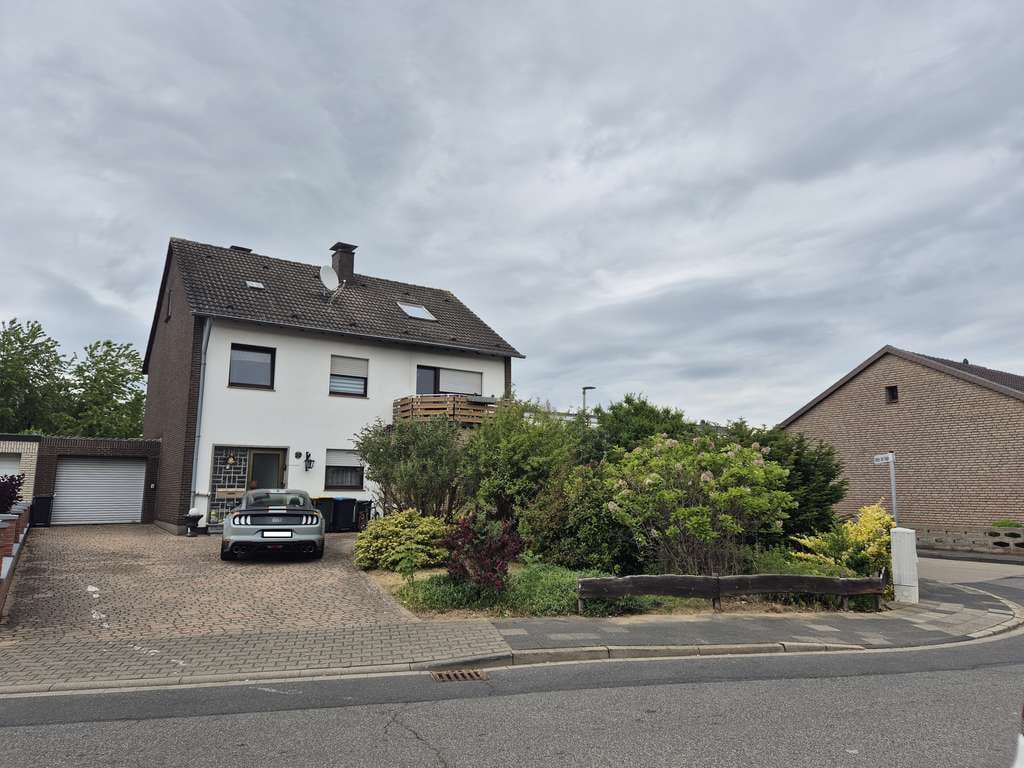 Immobilie in Nörvenich - Heute schon an Später denken! Zweifamilienhaus+DG+Garage + 4 Reihengaragen! - Bild 0