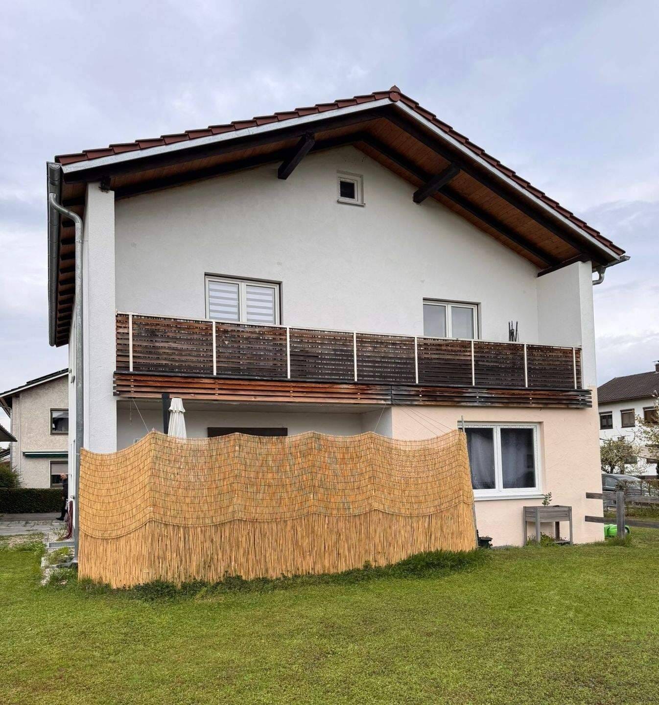 Immobilie in Tacherting - Attraktives Zweifamilienhaus mit großem Grundstück und viel Potenzial in Tacherting  - Bild 1