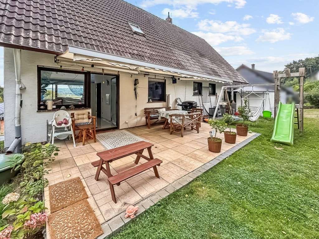 Immobilie in Fronhausen - Schönes, lichtdurchflutetes Einfamilienhaus mit Einliegerwohnung und Garten in Fronhausen - Bild 3