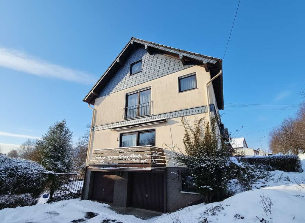 Immobilie in Eichelhardt - Ein-/Zweifamilienhaus mit großem Grundstück in idyllischer Ortsrandlage zwischen Altenkirchen und Ha - Bild 1