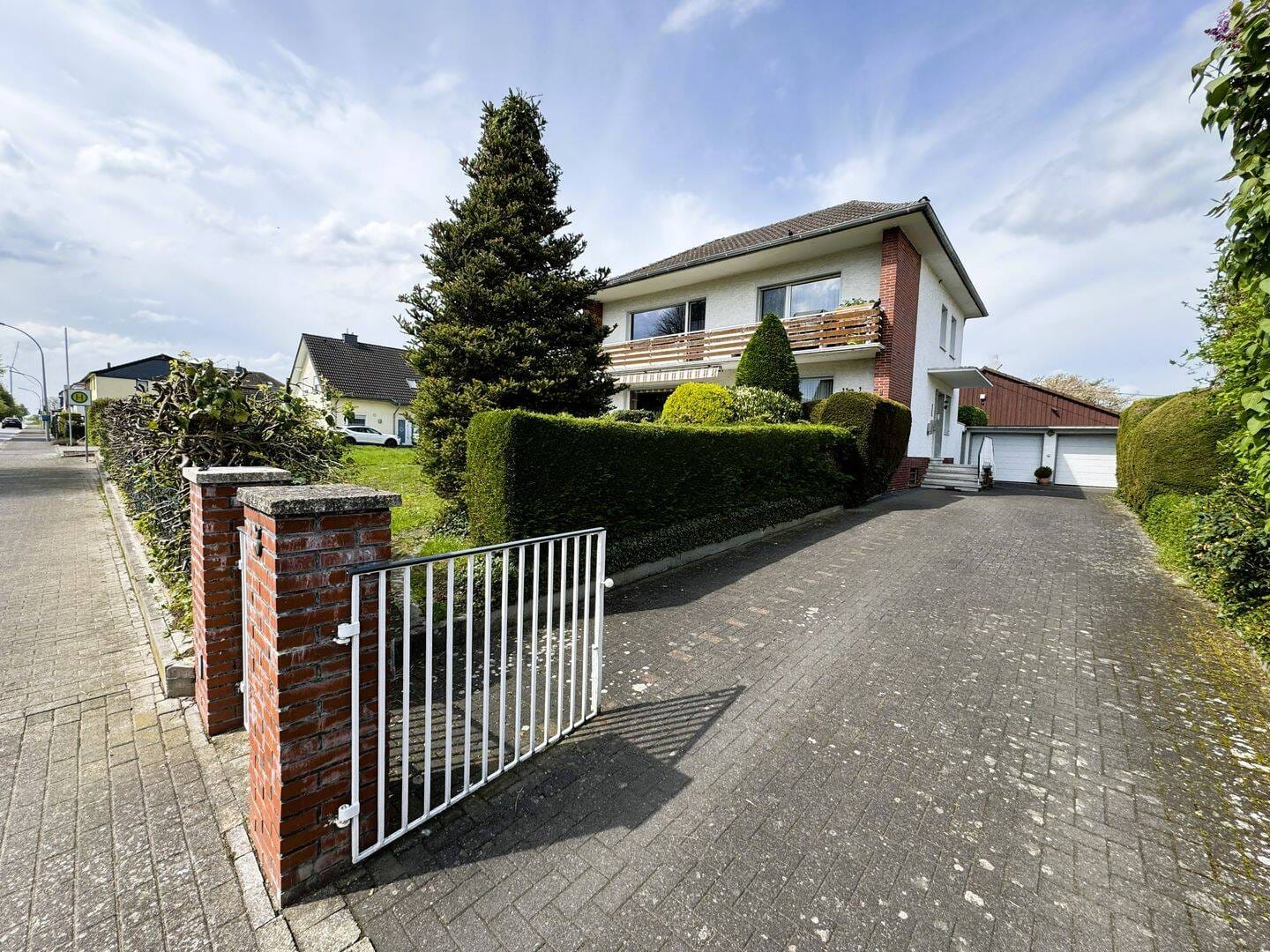 Immobilie in Erwitte - ZU VERKAUFEN: Vielseitiges Einfamilienhaus in Erwitte (Horn) für Familien oder mehrere Generationen - Bild 0