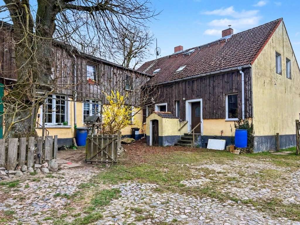 Immobilie in Stüdenitz-Schönermark - 3-Seitenhof mit drei vermieteten Wohneinheiten mit viel Land in Stüdenitz-Schönermark - Bild 0