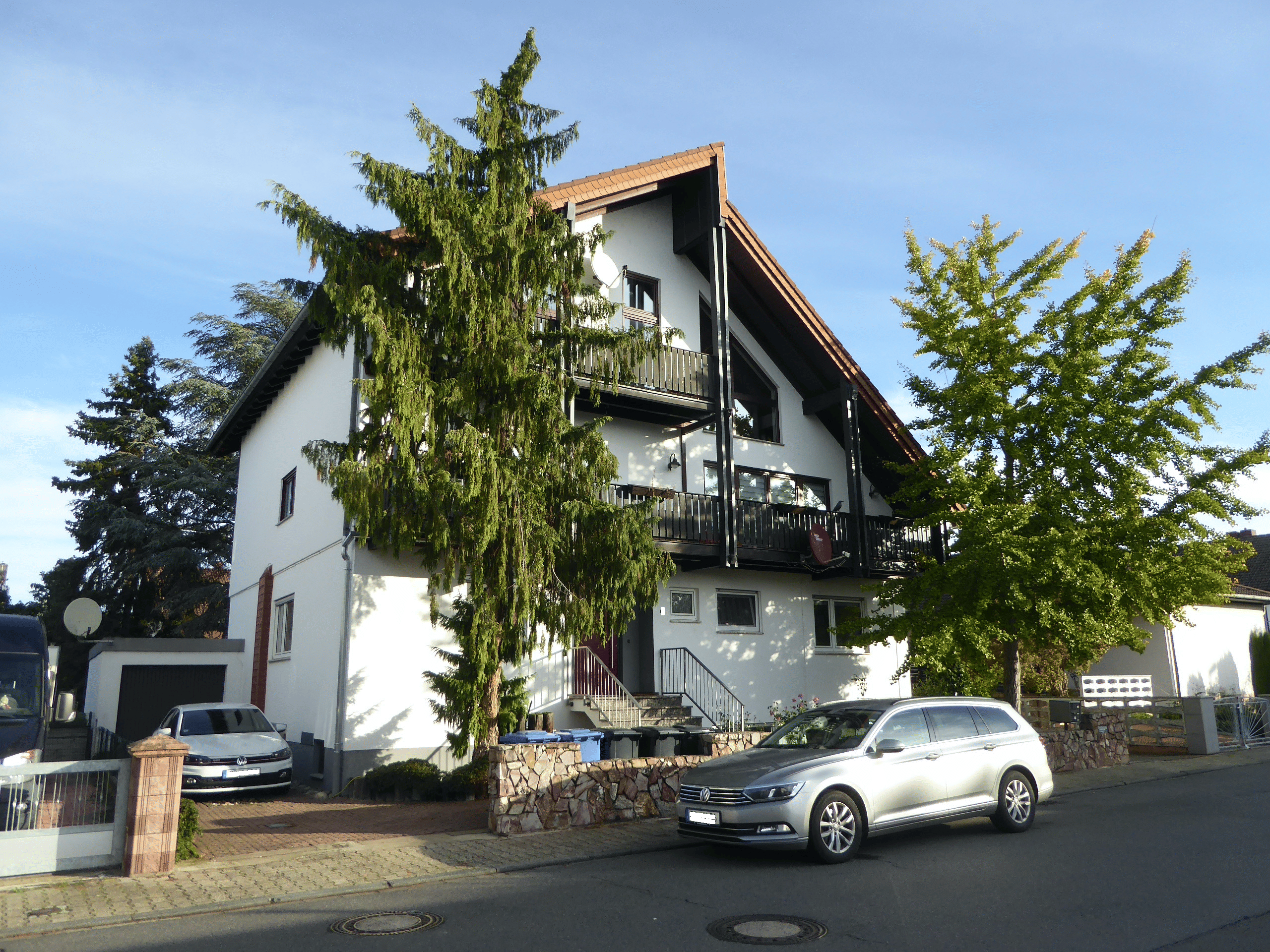 Immobilie in Riedstadt - Kapitalanlage oder Eigennutzung - großes, gepflegtes Wohnhaus mit 3 geräumigen Wohneinheiten und Garten !! - Bild 1