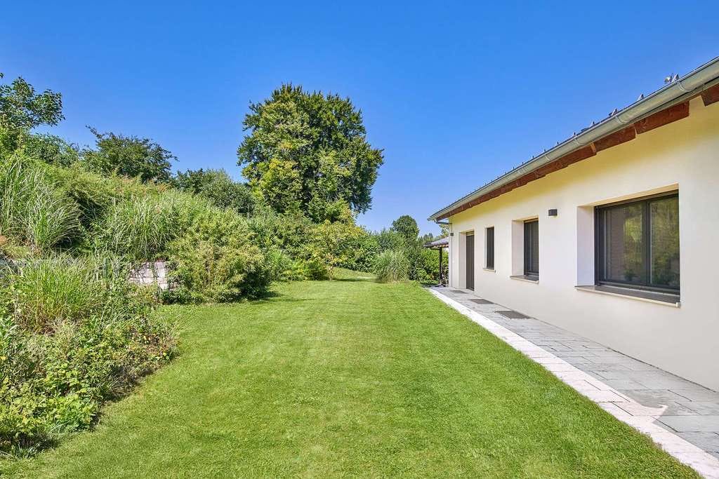 Immobilie in Eching am Ammersee - Familienvilla mit Pool, luftigem Strandhausflair, Seeblick, Lift und Einliegerwohnung in Seenähe - Bild 2