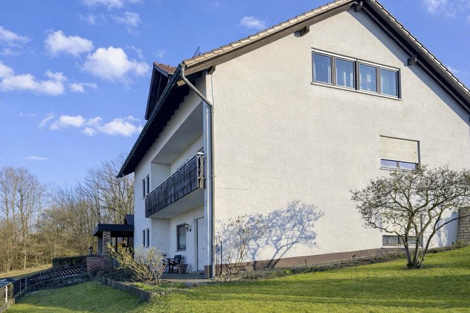 Immobilie in Weißenbrunn - Gepflegtes Zweifamilienhaus mit schönem Grundstück und Entwicklungspotenzial  in ruhiger Randlage - Bild 0