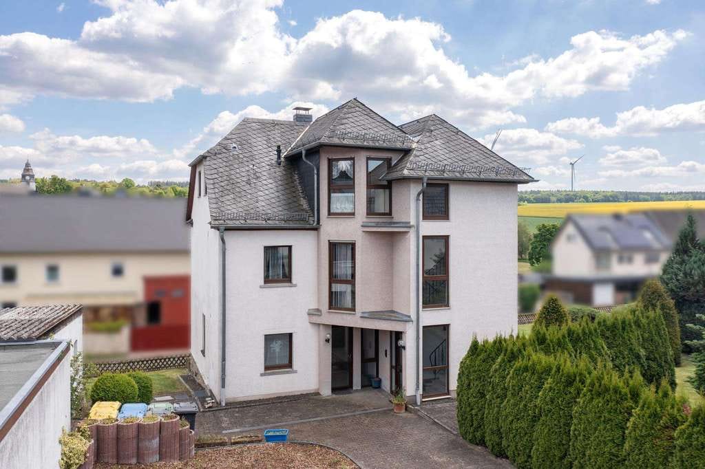 Immobilie in Kisselbach - Gepflegtes Dreifamilienhaus mit Anbau und Garagenhof auf weitläufigem Baugrundstück - Bild 1