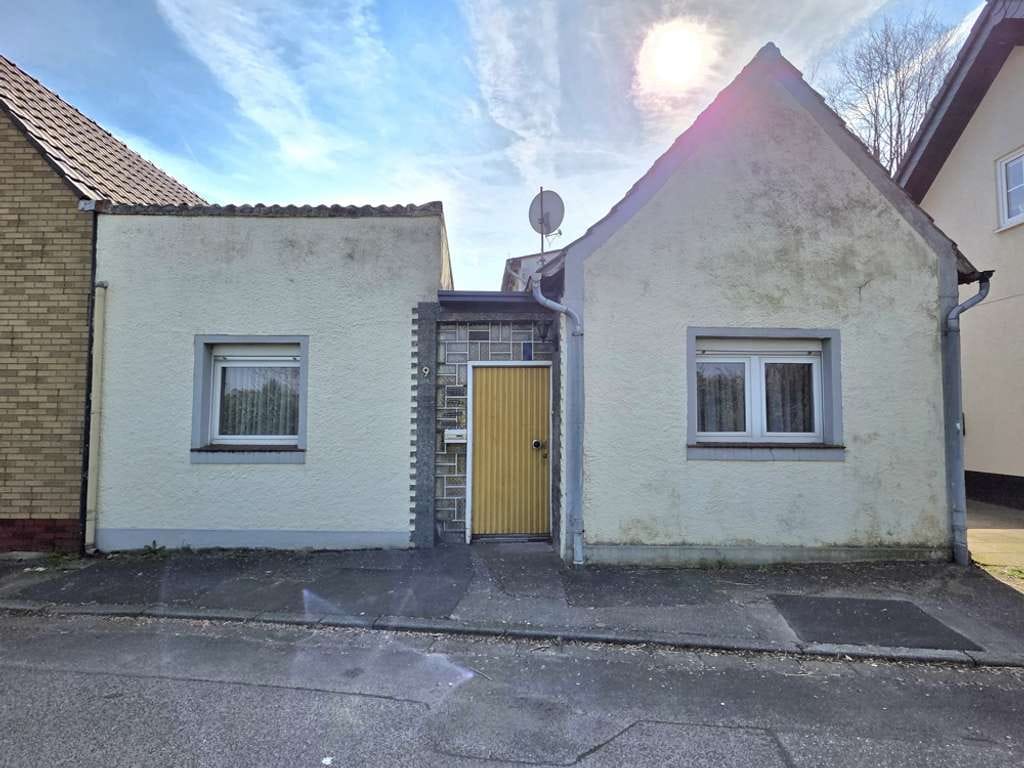 Immobilie in Bergheim - Sanierungsbedürftiges Einfamilienhaus in Bergheim Glessen zum Grundstückswert - Bild 1
