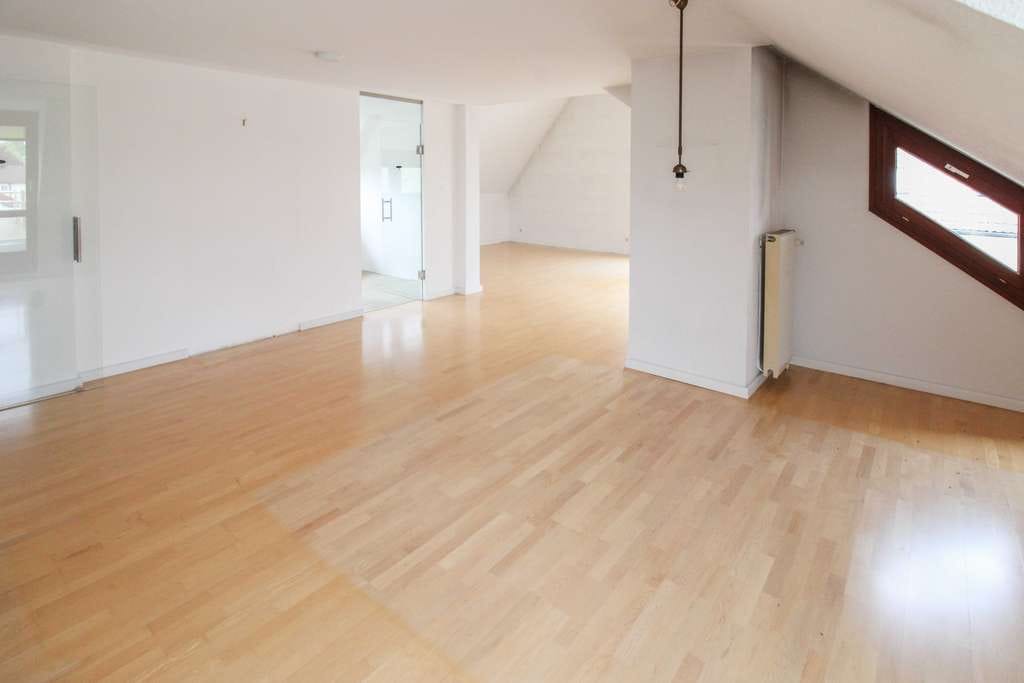 Immobilie in Bietigheim-Bissingen - Lichtdurchflutetes Familienidyll am Feldrand: 4,5 Zimmer mit Balkon und zwei Garagen! - Bild 3