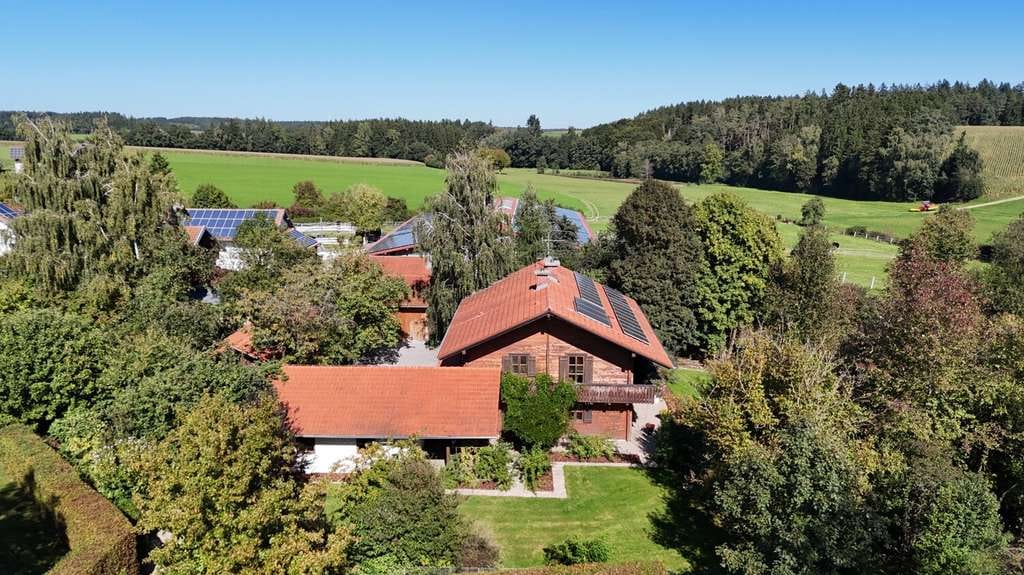 Immobilie in Wurmannsquick - Ein Ort zum Glücklichsein –  Wo blühende Gärten, saftige Wiesen und Platz für Pferde auf Sie warten - Bild 2