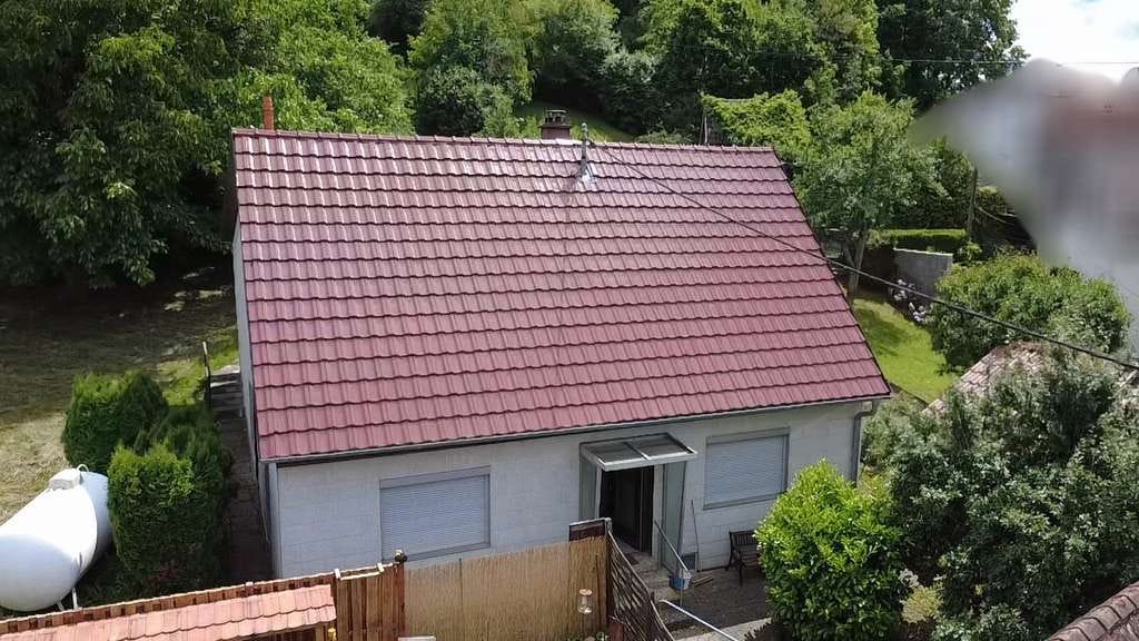 Immobilie in Frickenhausen - Freistehendes Einfamilienhaus mit Garten und viel Potenzial für eigene Wohnideen - Bild 0