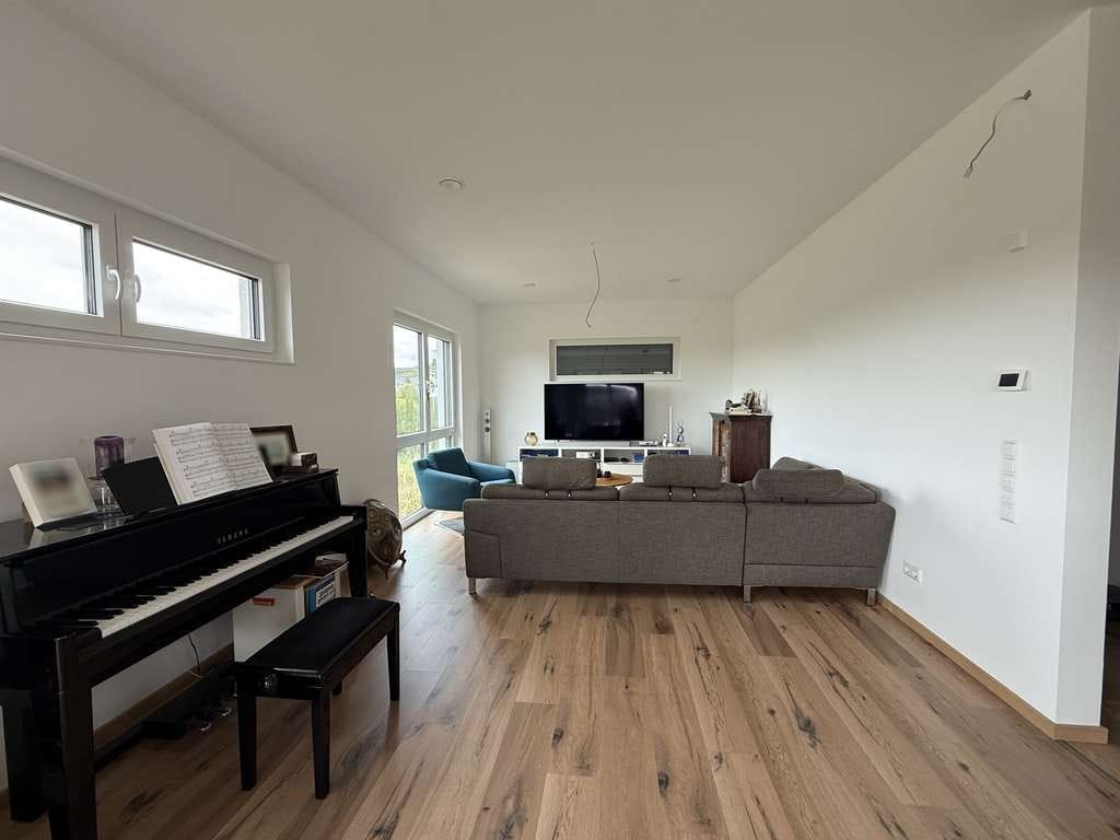 Immobilie in Hümmerich - Neuwertiges EFH mit moderner Technik in herrlicher Aussichtslage - Bild 2