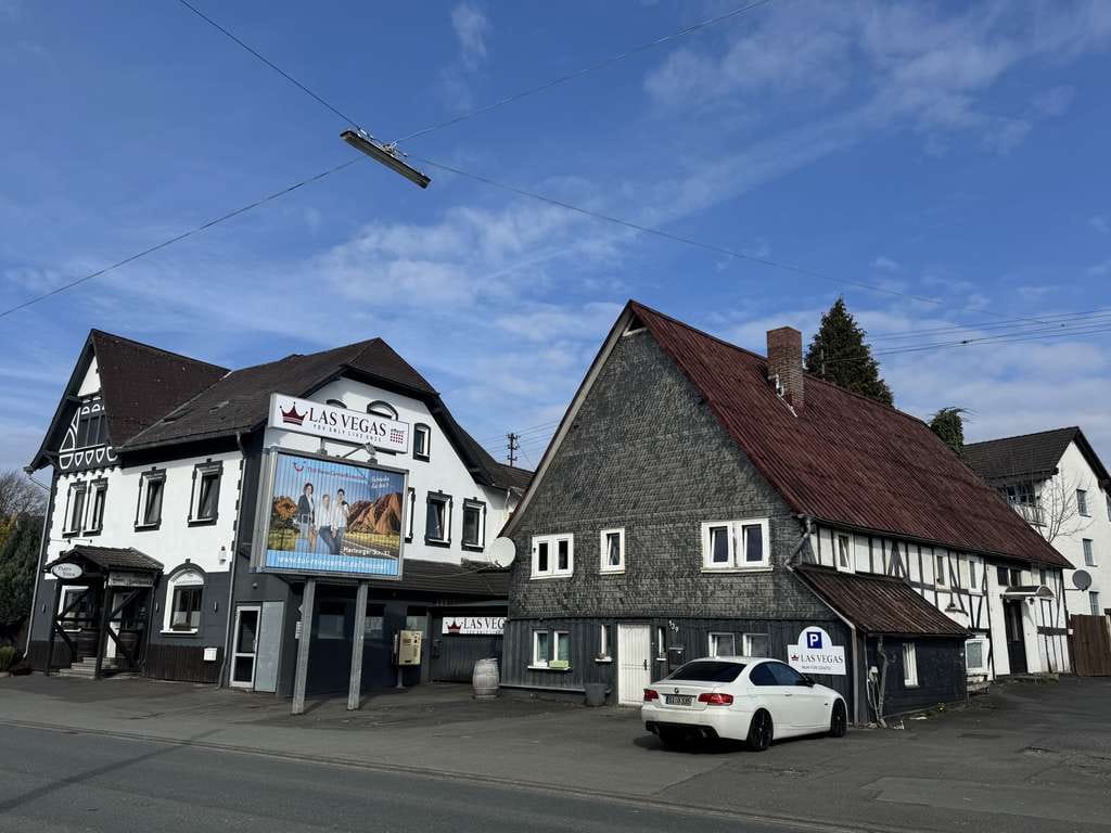 Immobilie in Kreuztal - Kreuztal Ferndorf-Immobilien Ensemble´in verkehrsgünstiger Lage/Wohn-und Geschäftshaus + 2 Fam. Haus - Bild 1