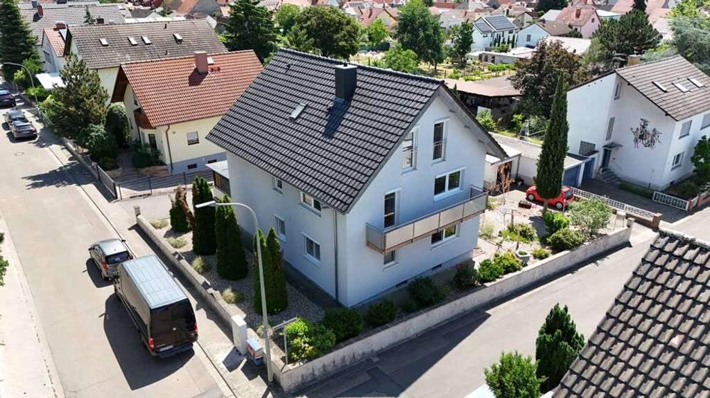 Immobilie in Weisenheim am Sand - Saniertes, freistehendes Dreifamilienhaus mit Innenhof und Garagen! - Bild 2