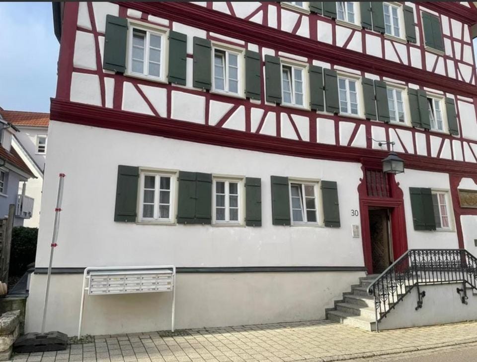 Immobilie in Neuffen - Gemütliche 3 Zimmer Wohnung im denkmalgeschützten MFH mit Blick auf den Hohenneuffen - Bild 0