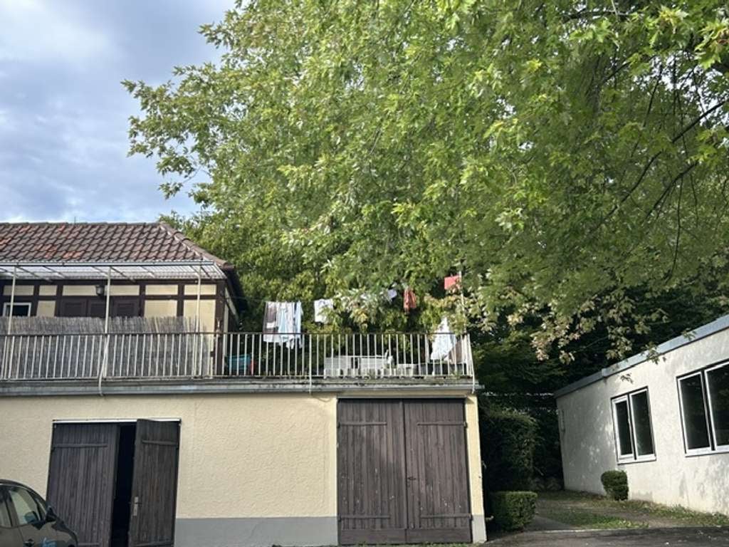 Immobilie in Eningen unter Achalm - Freistehendes Bestandsobjekt:geräumiges  2-Fam.-Haus mit weitläufigem Grundstück u. Nebengebäuden - Bild 1