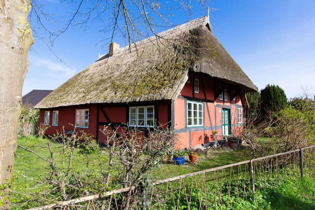 Immobilie in Dierhagen - Historisches Fischlandhaus mit 2 kleinen Ferienhäusern - Bild 0