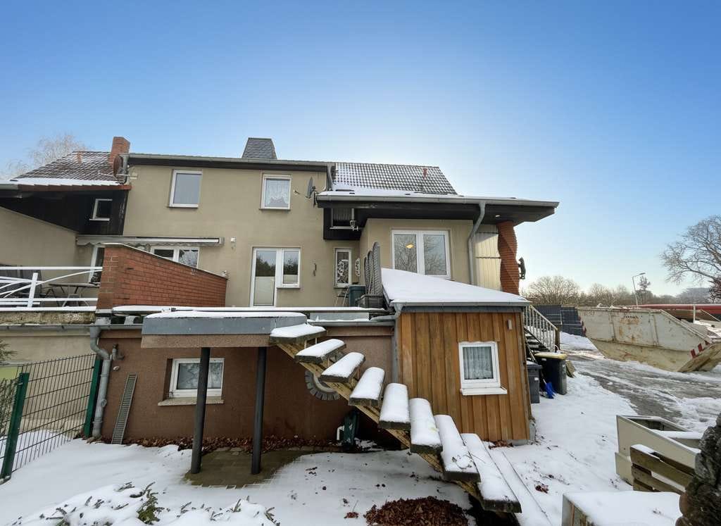 Immobilie in Neu Poserin - geräumige Doppelhaushalte mit viel Nebengelass, auf großem Grundstück sucht neue Familie - Bild 2