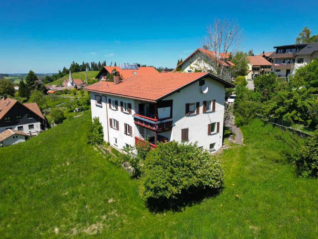 Immobilie in Weiler-Simmerberg - Ehemalige Hofstelle mit 2.400 m² Grundstück – vielfältige Nutzungsmöglichkeiten in Simmerberg - Bild 1