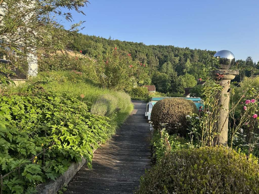 Immobilie in Nittendorf - Großes Architektenhaus mit Pool, Sauna und tollem unverbautem Ausblick - Bild 2