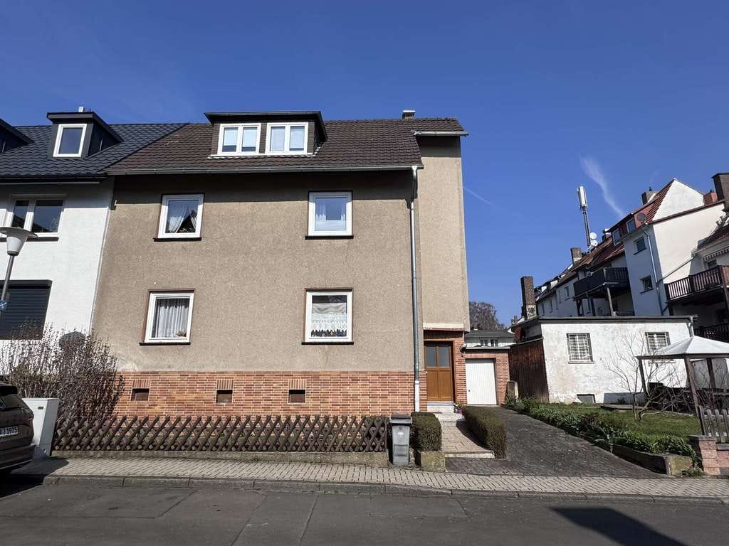 Immobilie in Kassel - Ein Haus mit Substanz, Raum und Perspektive – großzügiges Wohnen in Kassel-Niederzwehren - Bild 1