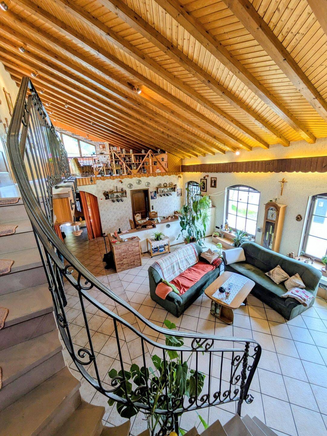 Immobilie in Wiltingen - Einfamilienhaus mit Galerie plus Sanierungsobjekt und 2000m² Garten - Bild 2