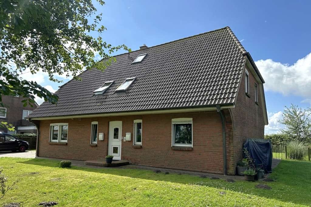 Immobilie in Dagebüll - Kapitalanlage: Solides Haus mit zwei Mietwohnungen in ruhiger Ortsrandlage in Dagebüll - Bild 1