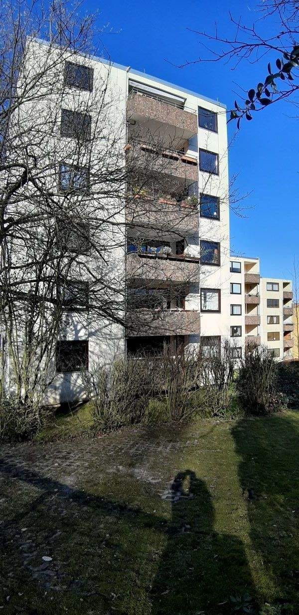 Immobilie in Bielefeld - Großzügige Eigentumswohnung im 4. OG mit Fahrstuhl, Balkon und traumhaftem Blick über den Teutoburger Wald  - 5 ZKB, Gäste-WC, Balkon und Garage   - Bild 0