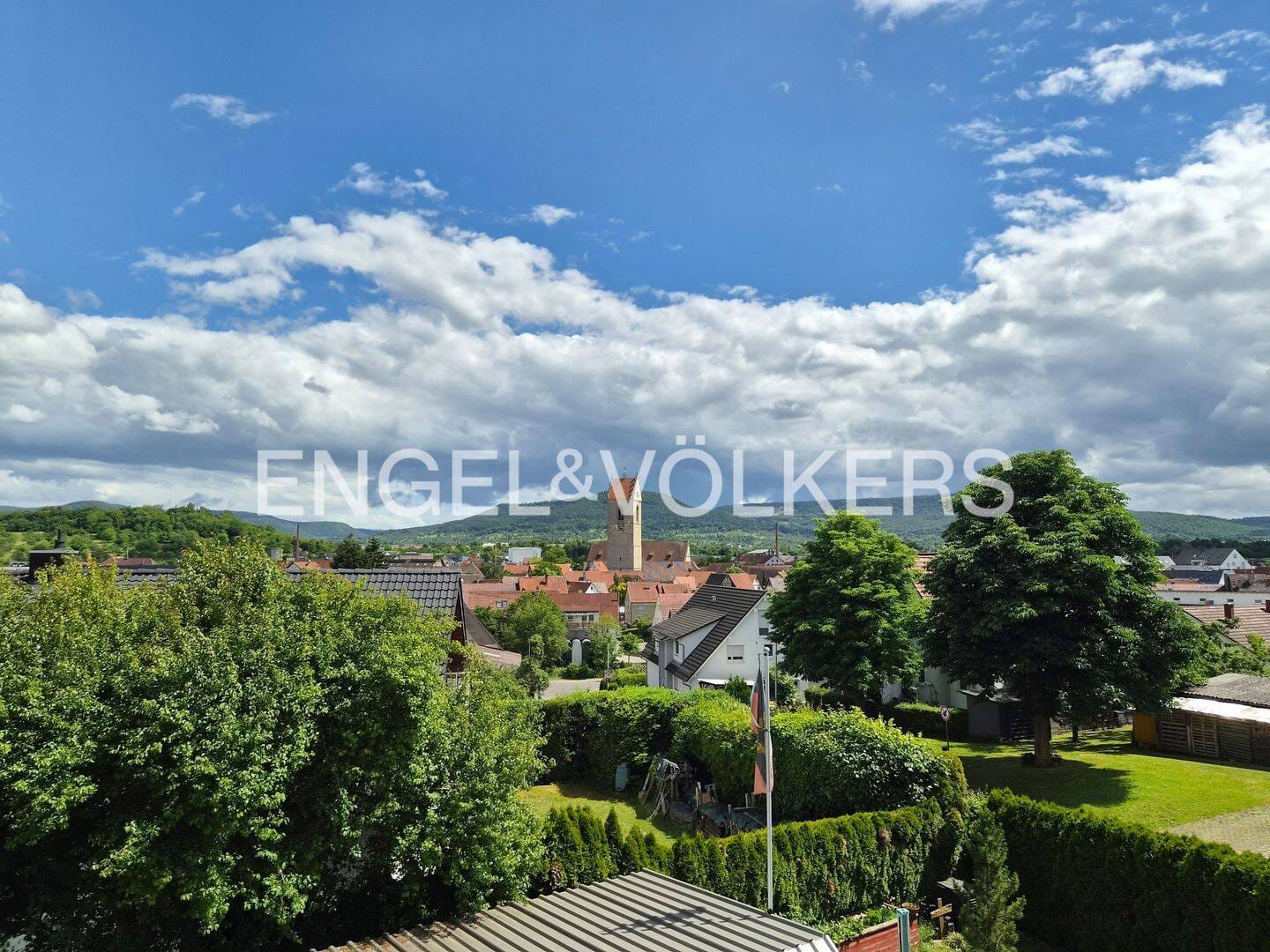 Immobilie in Ofterdingen - Attraktives 2-3 Familienhaus mit herrlichem Garten, Aussicht + Parkflächen . bestens gepflegt und teilsaniert - Bild 3