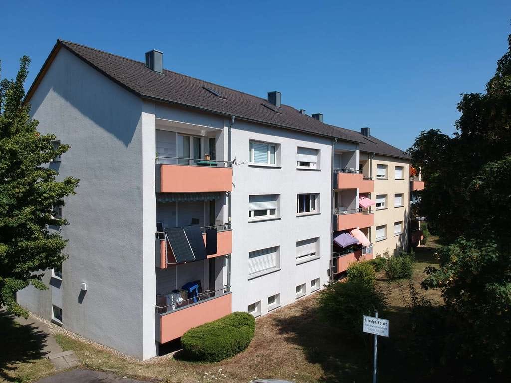 Immobilie in Walheim - Charmante 3,5-Zimmer-Wohnung mit guter Aufteilung, Balkon, Einbauküche und zwei Stellplätzen - Bild 0