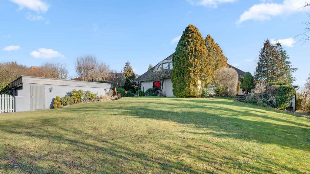 Immobilie in Zirndorf - Exklusives Anwesen! Modernisierte Villa in ruhiger Lage mit einzigartigem Grundstück - Bild 3