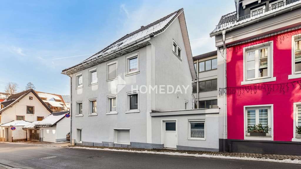 Immobilie in Triberg im Schwarzwald - Investitionsmöglichkeit: 3-Familienhaus mit guter Rendite & gepflegter Ausstattung in toller Lage - Bild 0