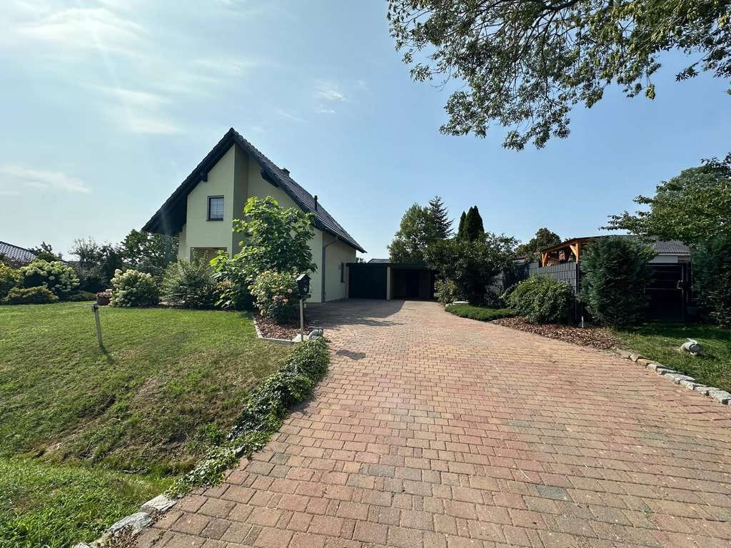 Immobilie in Pessin - Gut geschnittenes Einfamilienhaus mit Carport und Garage auf großen sonnigen Grundstück - Bild 2