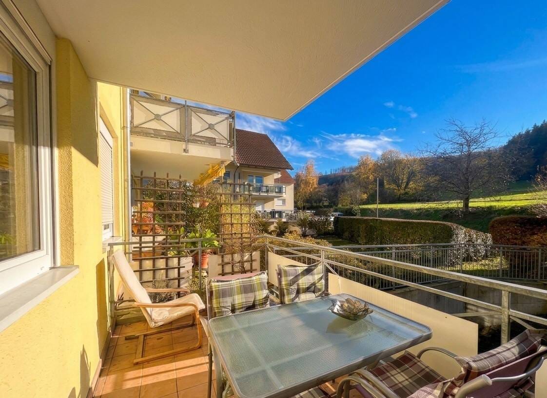 Immobilie in Schliengen - Blick ins Grüne – charmante 2-Zimmer-Wohnung mit Süd-Balkon und Stellplätzen - Bild 1