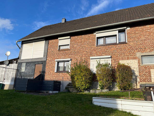 Immobilie in Waldbröl - 51545 Waldbröl-Nähe         VIP-1470-26           Einfamilienhaus -DHH mit zwei Wohneinheiten; 2 Garagen u - Bild 1