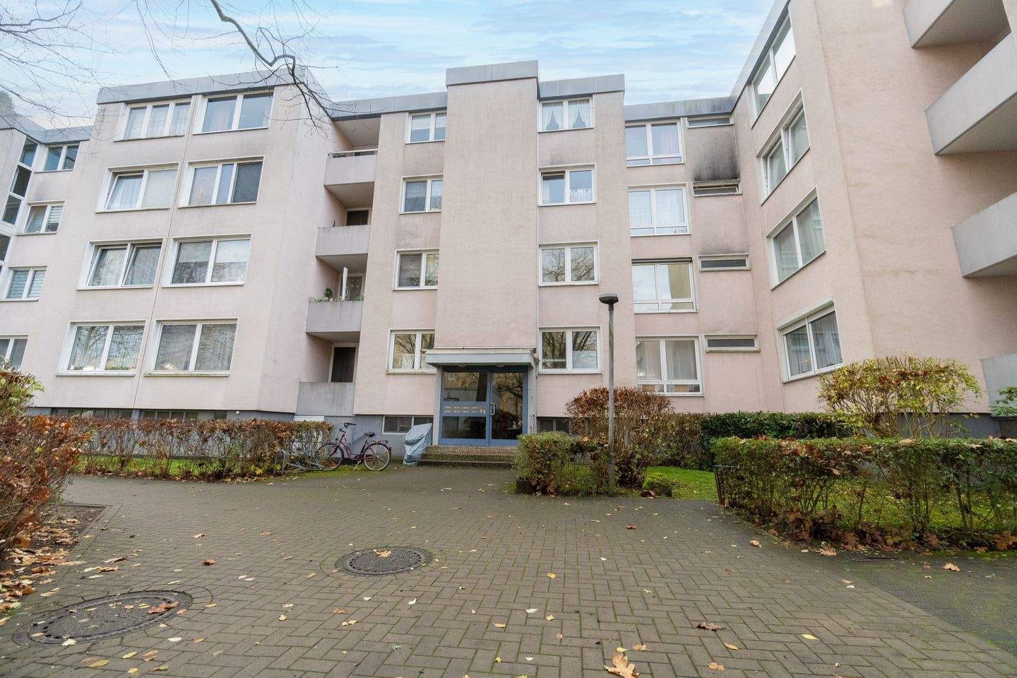 Immobilie in Sarstedt - Lichtdurchflutete 4-Zimmer-Wohnung mit Loggia und Blick ins Grüne - Bild 0