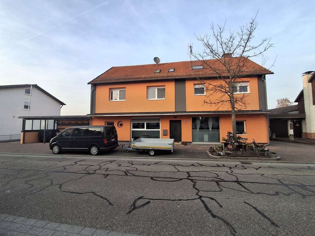 Immobilie in Linkenheim-Hochstetten - Schönes 4-Familienhaus mit großem Grundstück - Bild 1