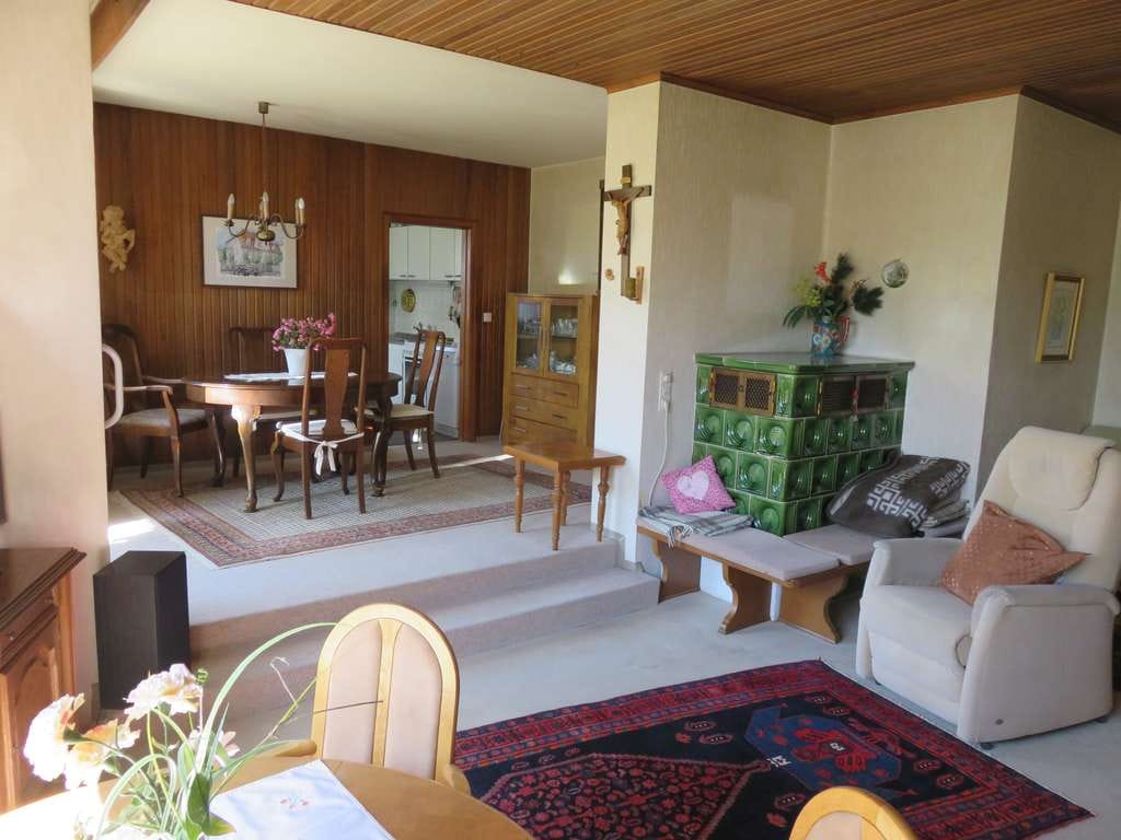 Immobilie in Tirschenreuth - Helles Einfamilienhaus mit Garten und Garage in Top-Wohnlage - Bild 2