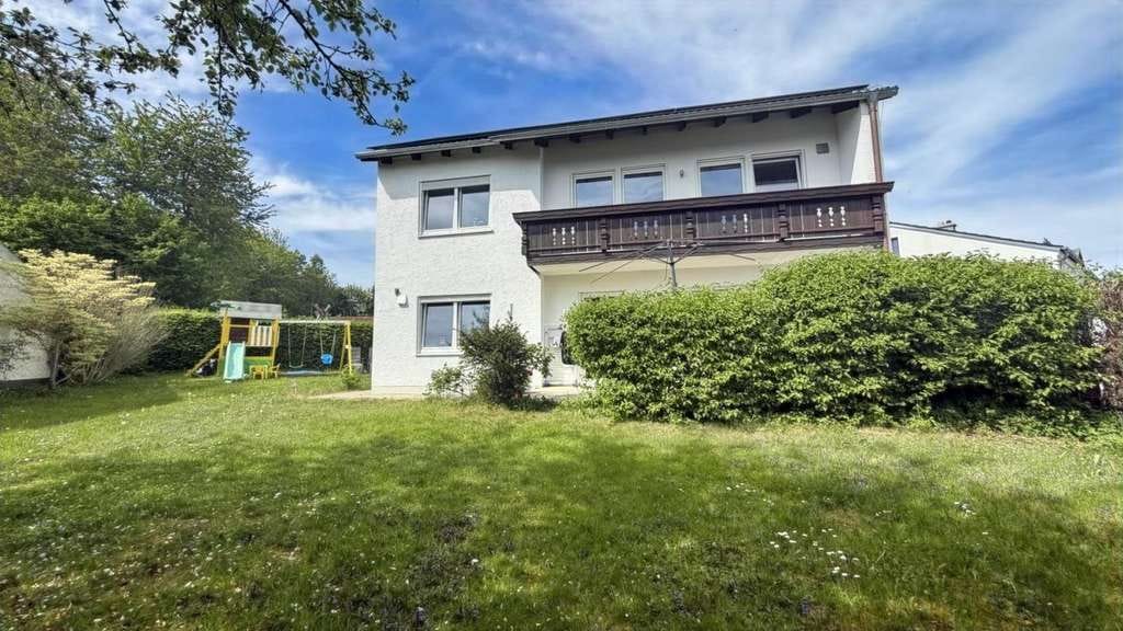 Immobilie in Bodenkirchen - Charmantes Einfamilienhaus mit großzügigem Wohnbereich & Traumgarten - Bild 0